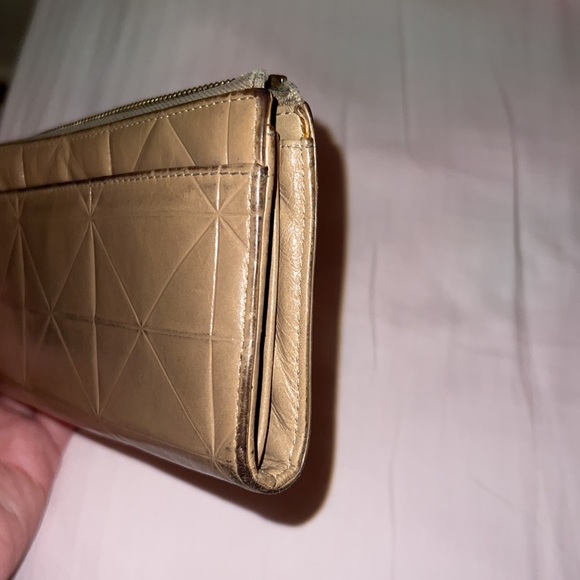 Marc Jacobs tan leather wallet. Used but loved. - Picture 8 of 8
